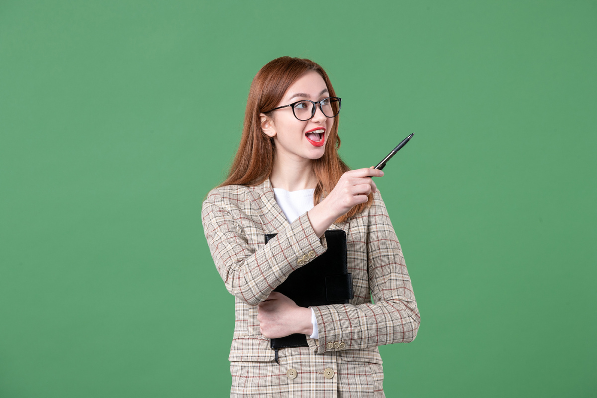 Фото by KamranAydinov "Портрет учительницы в костюме с блокнотом на зеленом"