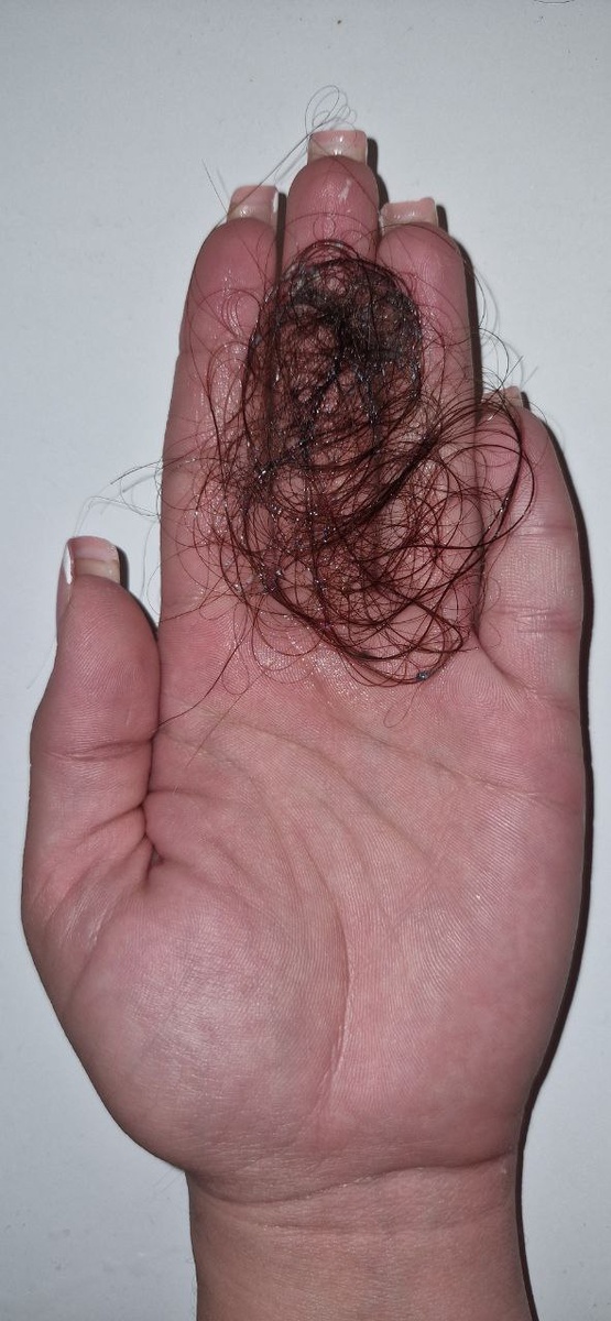 Это я расчесалась перед мытьем головы и собрала такой пучок. На фото: результатат после мытья головы. И такой же пучок был после того, как я расчесала волосы после