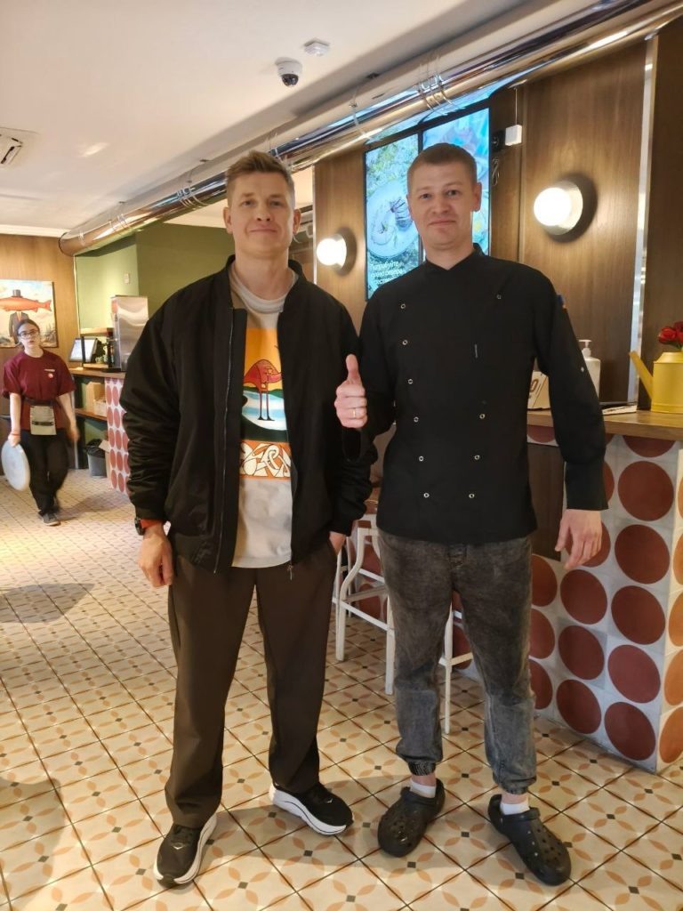    Ведущий шоу Александр Белькович и шеф-повар кафе «The Кухня». Фото:   
The Кухня / ВК