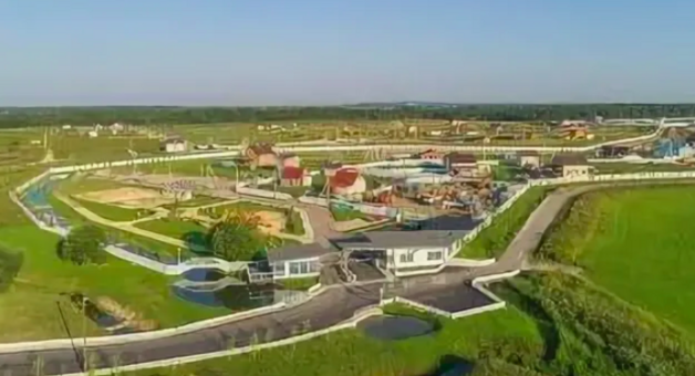 На фото: поселок "Графская Славянка"