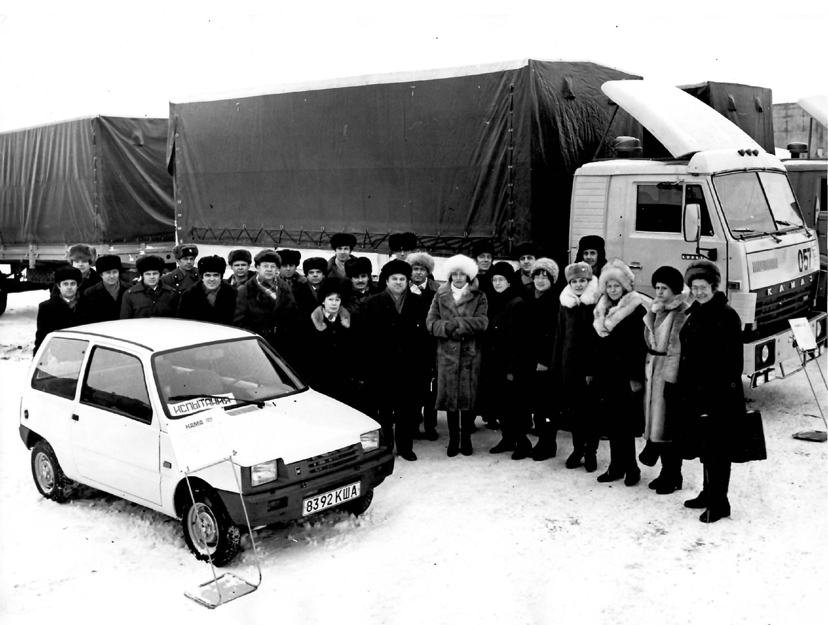 Легковой автомобиль КАМА-1111 и грузовой автомобиль КАМАЗ-5325.1982 год.