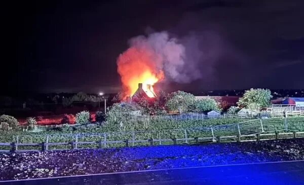    Пожар в поместье Альторп. Фото: thevoicemag.ru