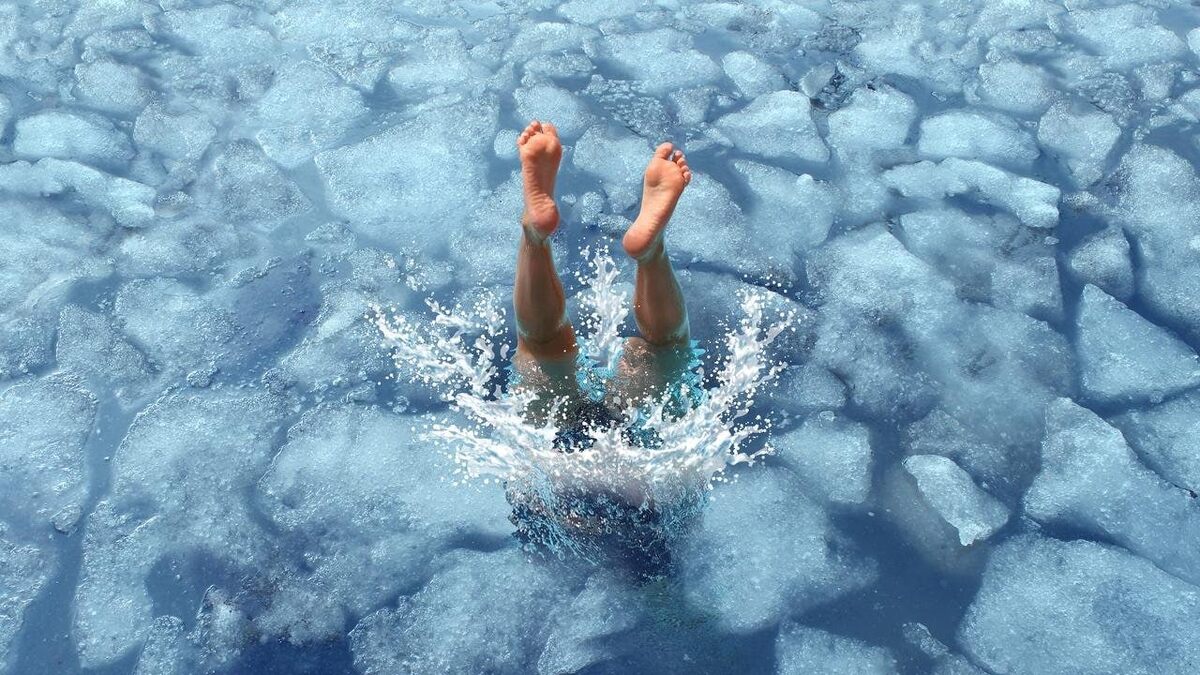 Закаливание – это не обязательно экстрим. Это умная тренировка тела, которая укрепляет иммунитет.

Как?

Улучшает терморегуляцию: Постепенное привыкание к холоду (контрастный душ, обливания, прогулки) учит тело быстрее адаптироваться к перепадам температуры. Вы меньше мерзнете и легче переносите жару.

Тренирует системы организма:

Кровообращение: Сосуды учатся работать эффективнее – сужаться и расширяться.

Нервы: Тело спокойнее реагирует на стресс (включая холод).

Обмен веществ: Процессы идут активнее.

Главный плюс: Сильный иммунитет! Закаленный организм устойчивее к вирусам и бактериям. Вы реже простужаетесь.

✅ Не бойтесь холода – используйте его!

Начните с малого: проветривайте комнату, гуляйте в любую погоду, попробуйте прохладный душ. Постепенно вводите закаливание, и тело скажет "спасибо" бодростью и здоровьем! ❄️

Что сокращено и почему (чтобы уложиться):

Убраны подробные аналогии: "Как гимнастика для сосудов", "прокачивает иммунитет" (осталось "тренировка").

Сокращены примеры: Вместо длинного перечня ("контрастный душ, обливания, прогулки на свежем воздухе в любую погоду") – ключевые ("контрастный душ, обливания, прогулки").

Упрощены объяснения механизмов:

Терморегуляция: убрано "сохранять стабильную температуру", оставлено "быстрее адаптироваться".

Нервная система: сокращено до "спокойнее реагирует на стресс".

Обмен веществ: просто "процессы идут активнее".

Объединены некоторые пункты: Польза для кровообращения, нервов и метаболизма сведена в один подпункт "Тренирует системы организма" с краткими тезисами.

Сокращены выводы: "Реже простужаетесь и легче переносите сезонные болячки" -> "реже простужаетесь". "Верный союзник в укреплении здоровья" -> "используйте его!".

Упрощен призыв: "Попробуйте внедрить элементы закаливания в свою повседневную жизнь" -> "Начните с малого... Постепенно вводите закаливание".