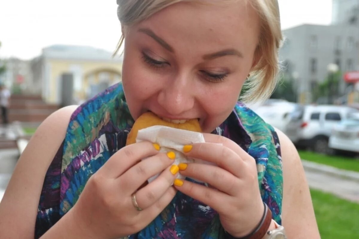    Женщина купила пирожок с неприятным сюрпризом на красноярском автовокзале