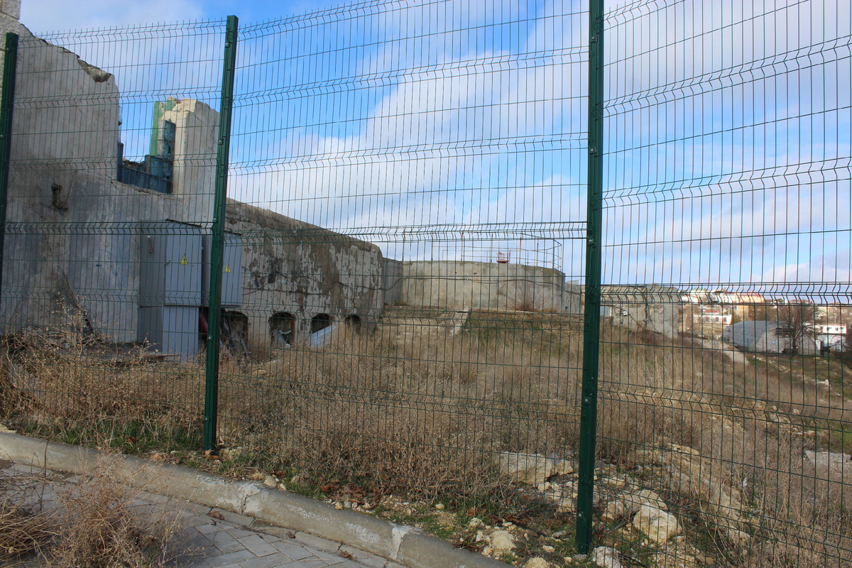 Слева перестроенный павильон, не так давно лишившийся крыши 