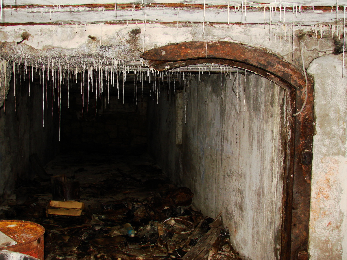 Сейчас там пока так.... "Бетонные сталактиты )))