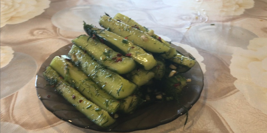 Малосольные огурцы в пакете. Готовятся за 3-4 часа.