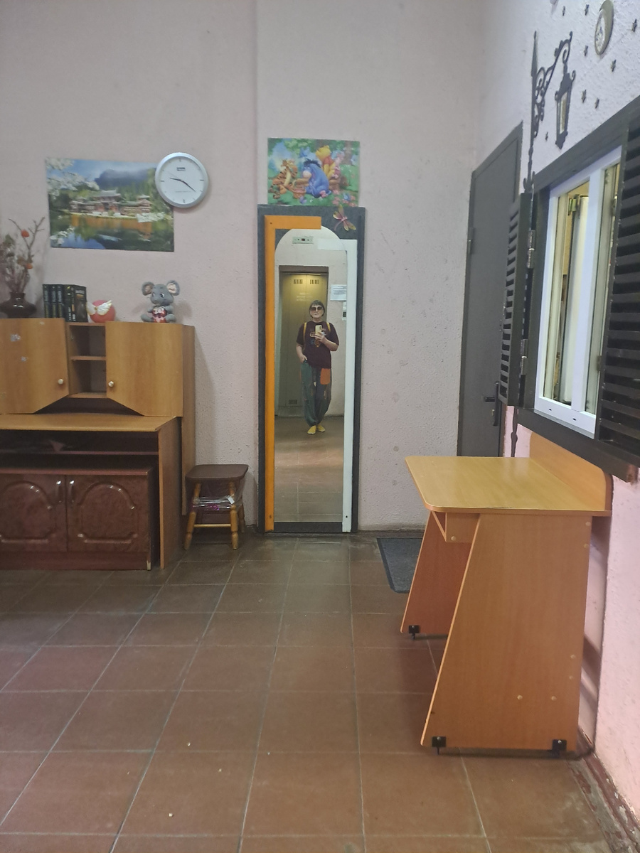 И я в зеркале, в подъезде.