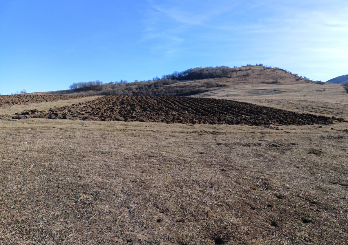 Фото автора: вспаханные участки земли в горном районе (Дагестан, январь 2024)
