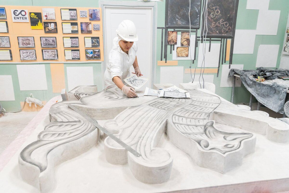 Иранский скульптор работает в мастерской на Ильинке над созданием барельефа с грифоном для Москвы.предоставлено пресс-службой Sminex