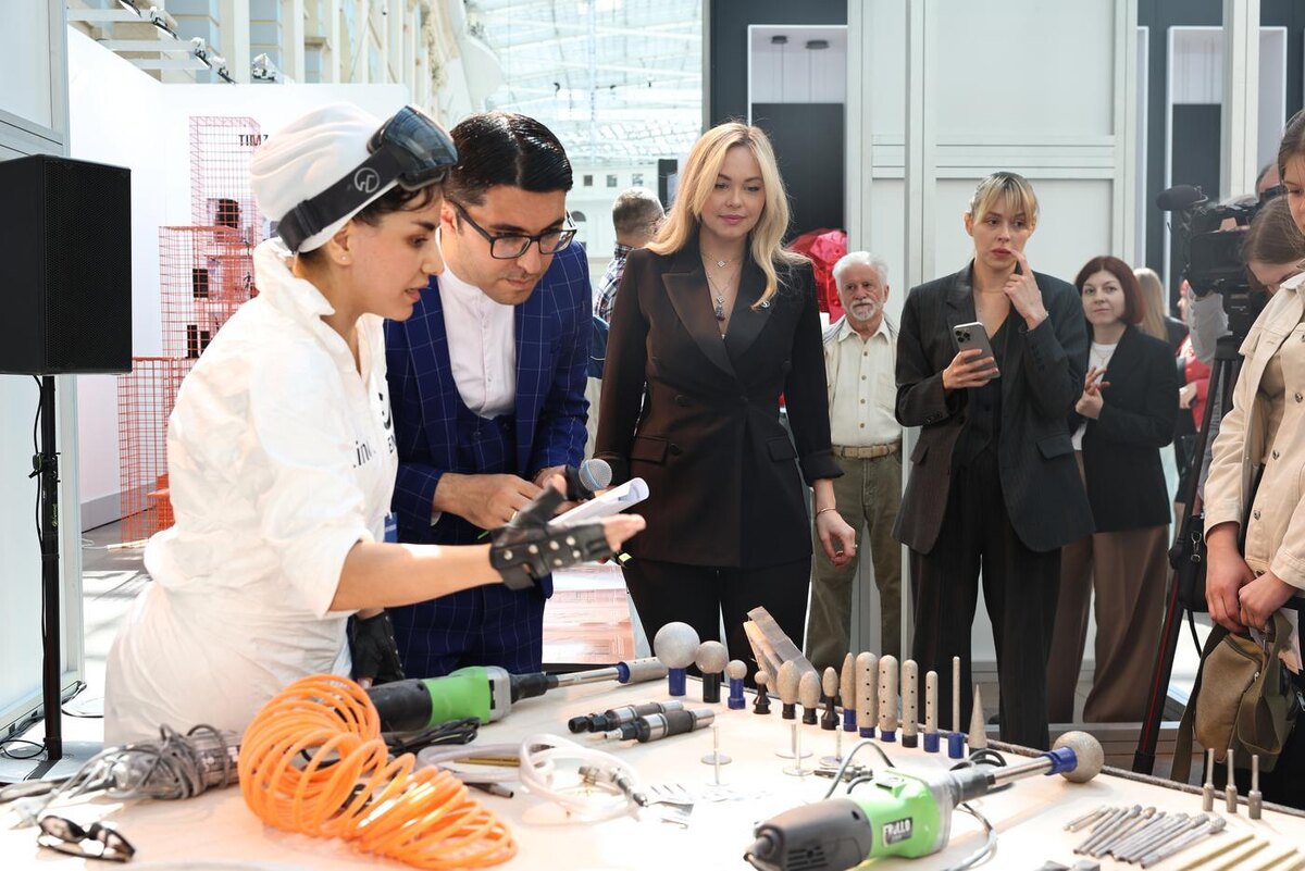 Хамидэ рассказывает про инструменты, с которыми работает.  Елена Купцова 