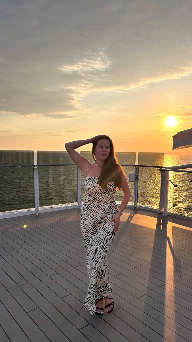 Палуба. Закат. Алина.