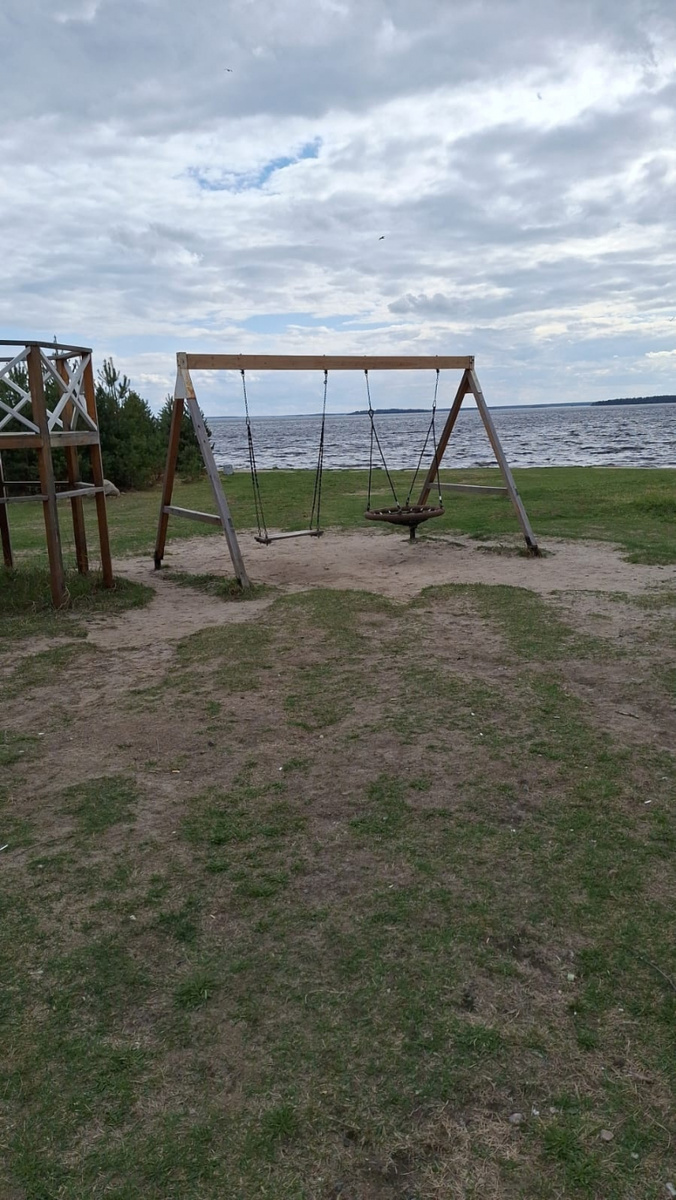    Рабочие восстановили разгромленный вандалами игровой комплекс в СегежеСегежский муниципальный округ / ВК