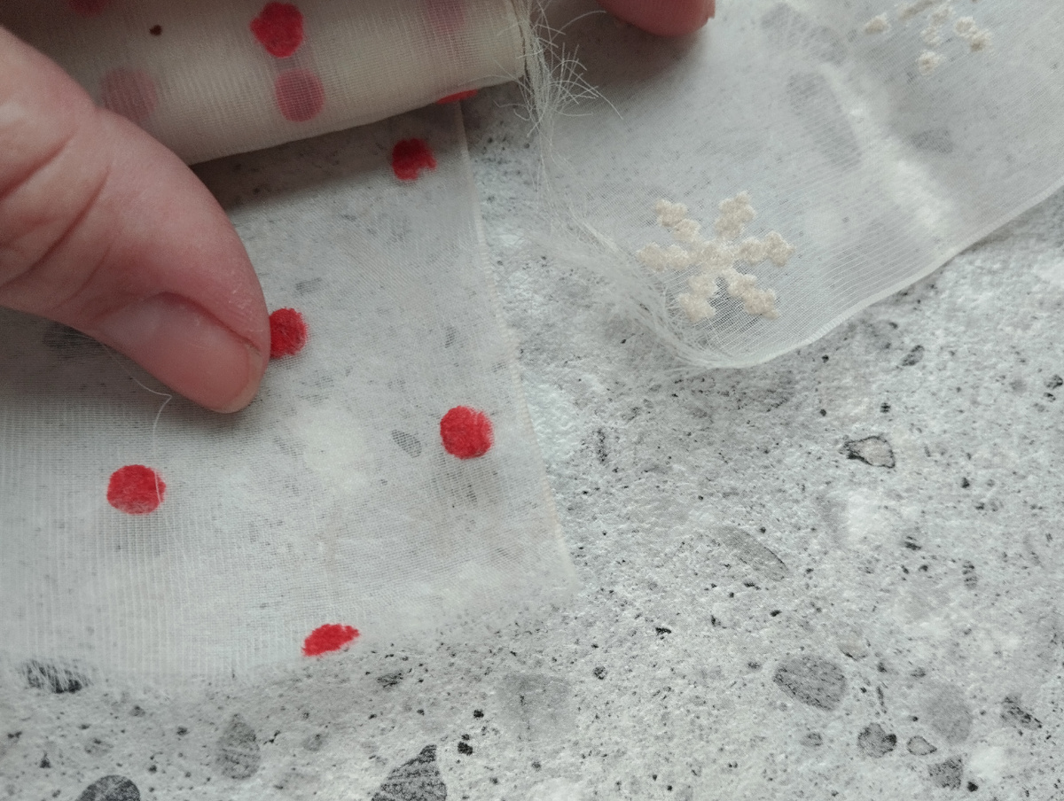 Вот такие две ленты с горошинами и снежинками