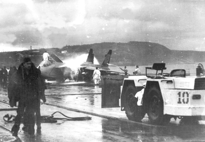 Тушение пожара после падения опытного Як-141