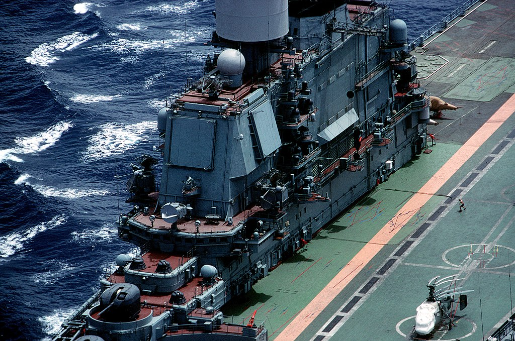 Надстройка ТАВКР «Баку». Хорошо видны полотна ФАР радиолокационного комплекса обнаружения воздушных целей