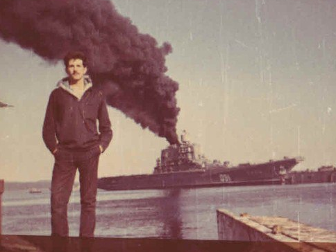 «Адмирал Горшков» в 1991 году перед заходом в плавучий док ПД-50. Котлы на мазуте дают жару