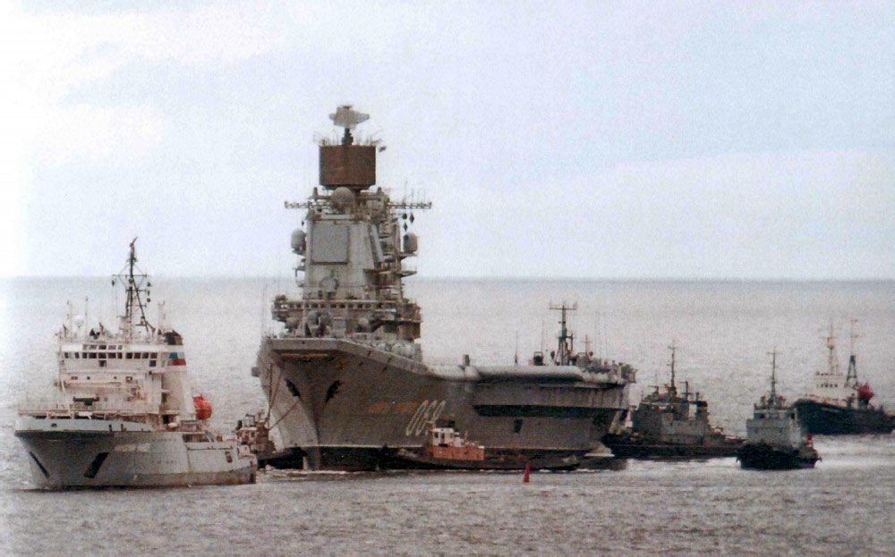 ТАВКР «Адмирал Горшков» во время буксировки в Северодвинск. Источник фото: http://kuleshovoleg.livejournal.com/