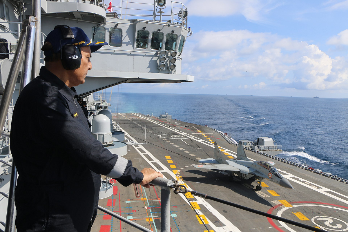 Министр обороны Индии наблюдает за МиГ-29К на палубе «Викрамадитьи». Судя по натянутому тросу аэрофинишера, самолет только что совершил посадку