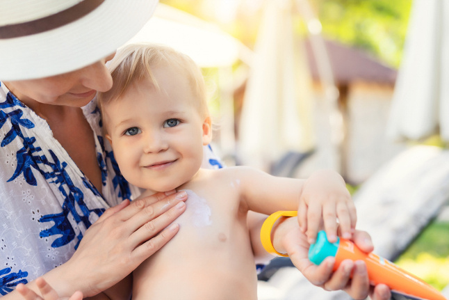 Фотосток: https://www.shutterstock.com/ru/image-photo/mother-applying-sunscreen-protection-creme-on-1698977524