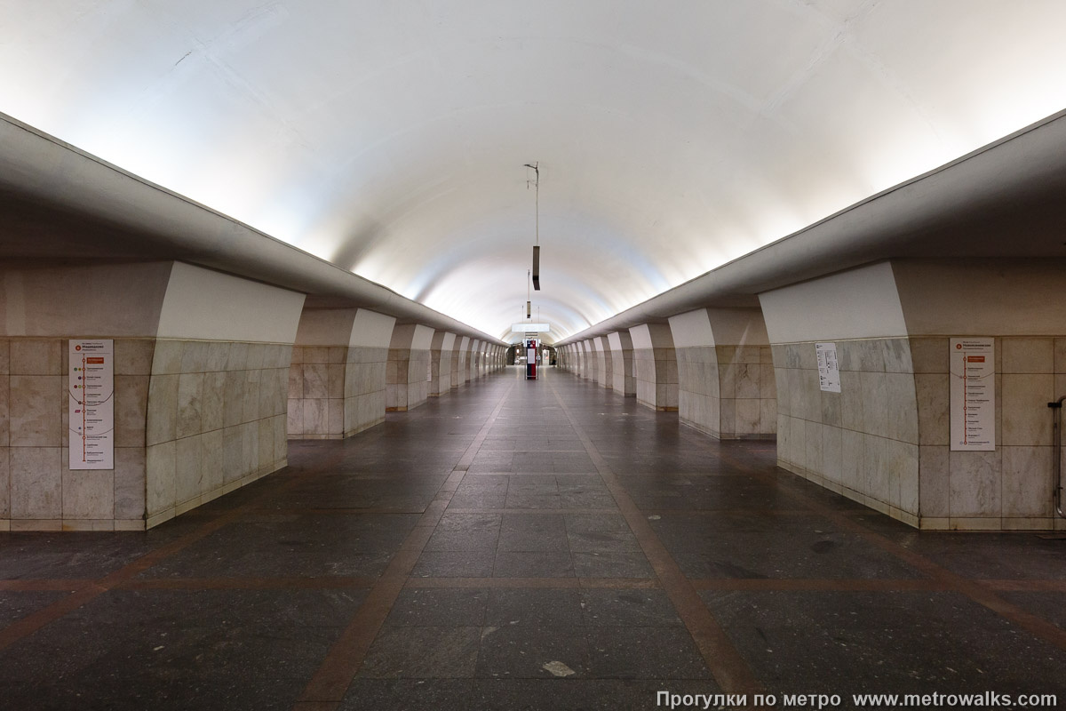 Центральный зал станции "Октябрьская" в 2022 году. Фото отсюда: https://www.metrowalks.com
