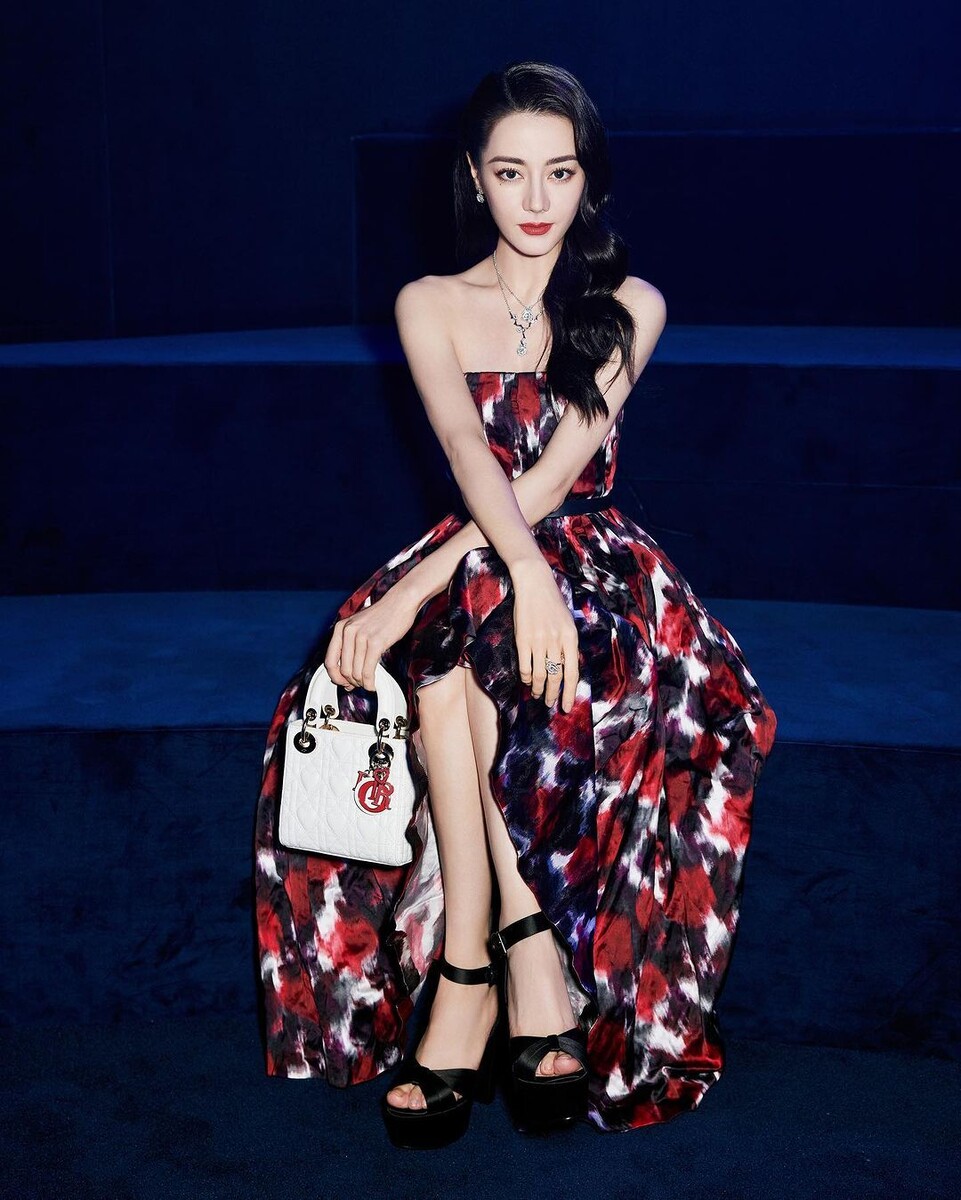 Снимок с экрана монитора. Китайская актриса Дильраба Дильмурат.