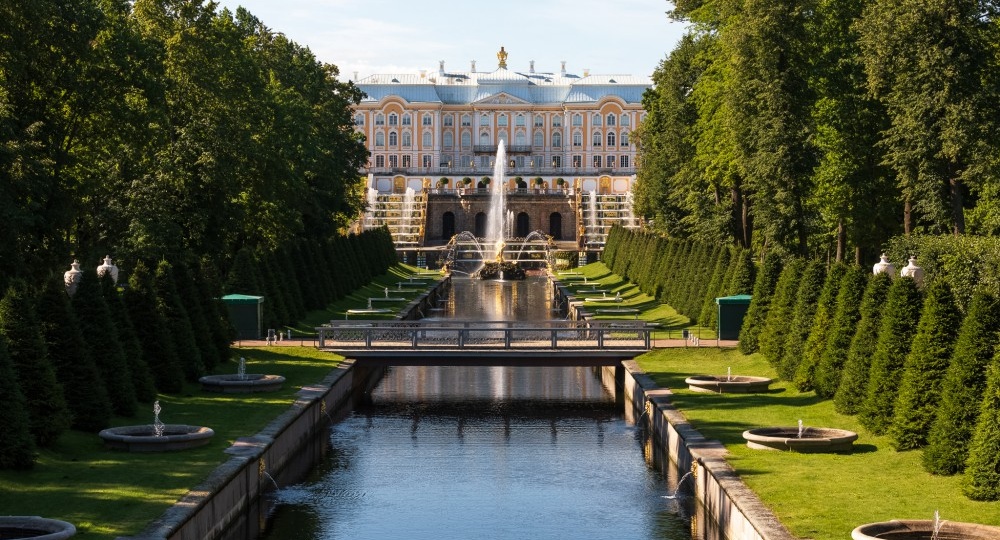 Четыре хитрости, как сэкономить на поездке в Петергоф — и не разочароваться