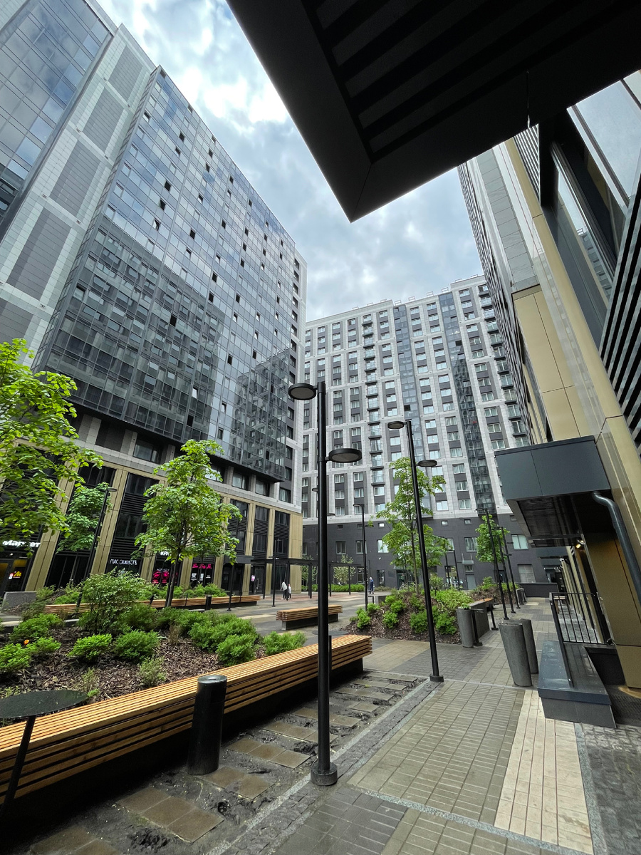 Внутренний двор. Вид на 5 корпус арендных апартаментов. 