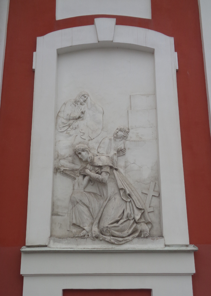 Барельефы на церкви.