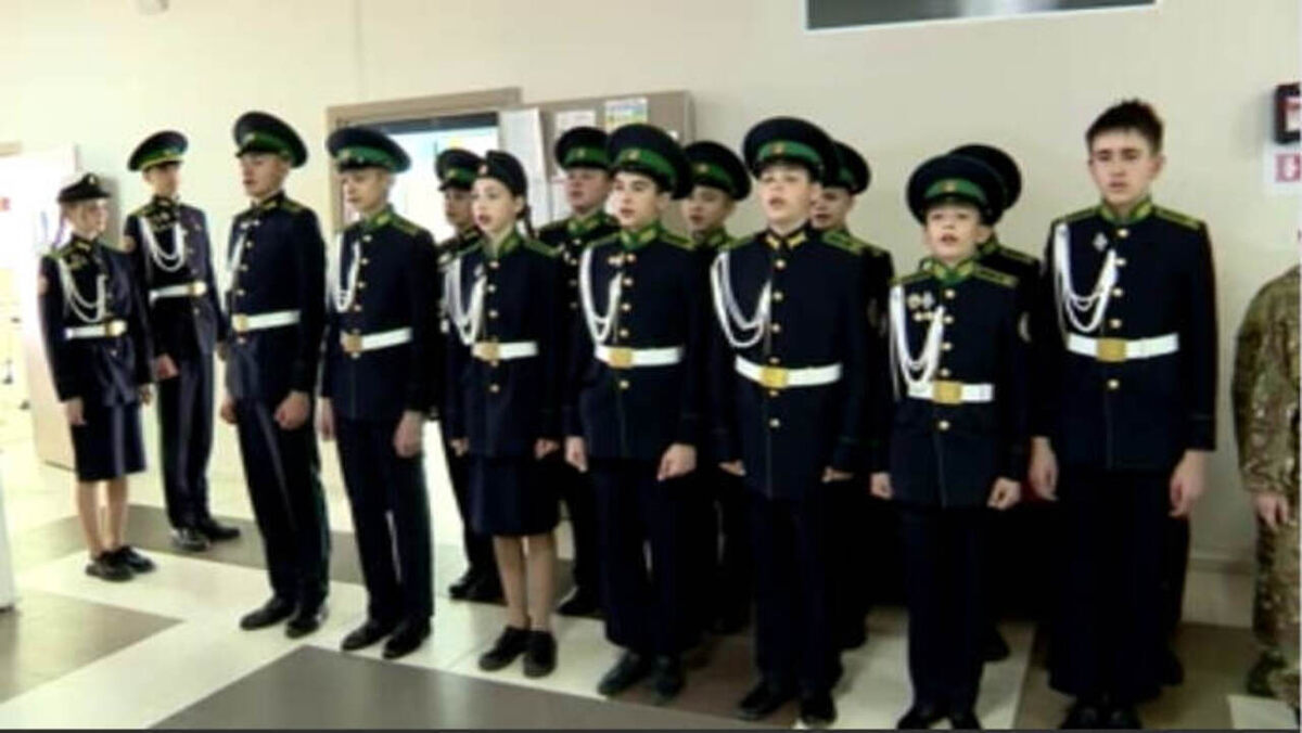    Ко Дню пограничника в 62-й курской школе открылась выставка