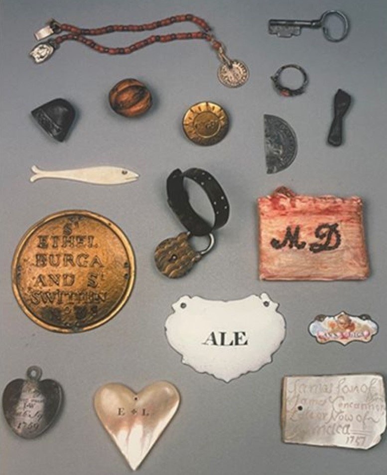 Жетоны подкидышей XVIII в. Музей подкидышей в Лондоне. Источник: https://shop.artuk.org
