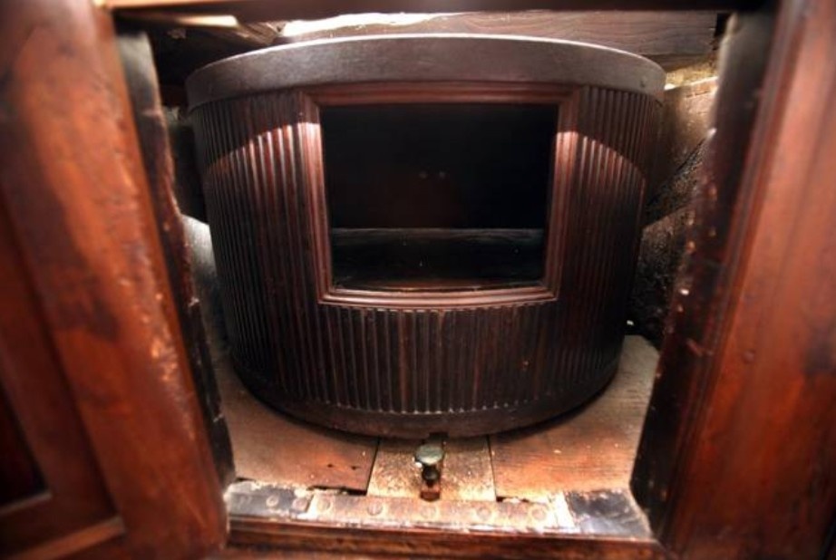 Ruota, в которое помещали подкидышей. Неаполь XIX в. «Колесо для подкидышей» было создано для того, чтобы в нём помещались только младенцы, но отчаявшиеся матери также бросали старших детей, смазывая их маслом, чтобы они поместились в механизм. Слишком часто такой способ приводил к переломам и внутренним травмам, поэтому, чтобы предотвратить размещение старших детей, пространство было уменьшено с ширины ладони до трёх четвертей ширины ладони. Источник: http://www.conigliofamily.com