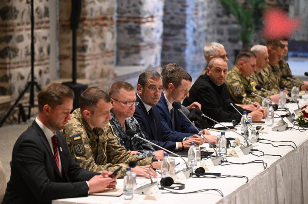   Украинская делегация на переговорах в Стамбуле. Фото: кадр видео