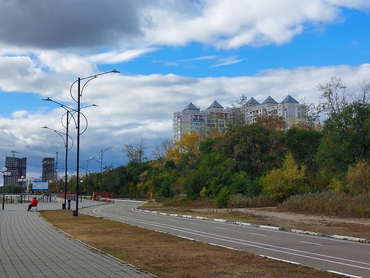 Город растёт, строятся новые высотные дома и благоустраивается сама набережная