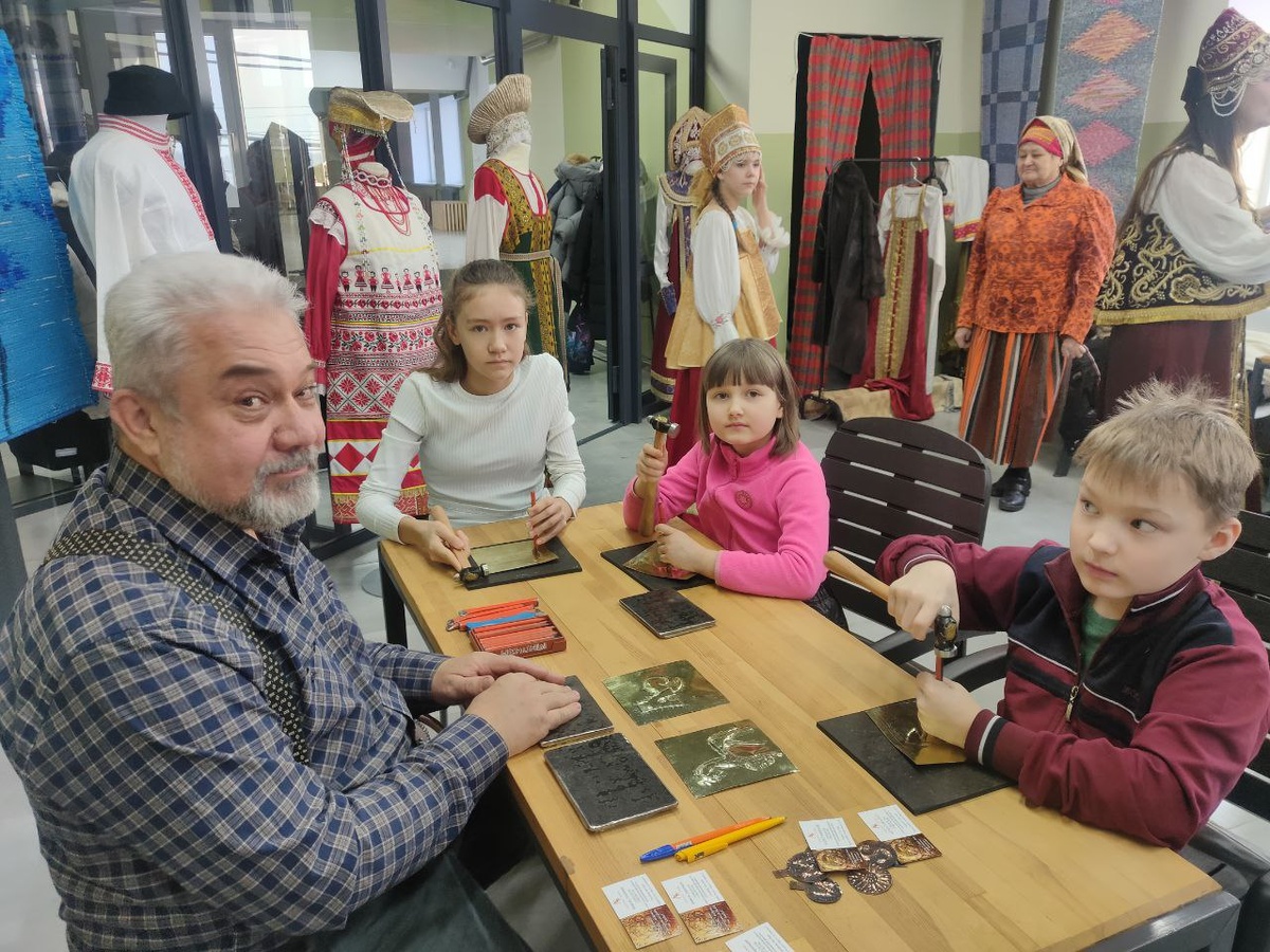 Приближается лето пора каникул и отпусков. Ждем приглашений от учреждений , домов и баз отдыха и просто граждан для проведения мастер класса по чеканке. Проводим как для детей от 10 лет так и для взрослых. Индивидуальные и групповые. 