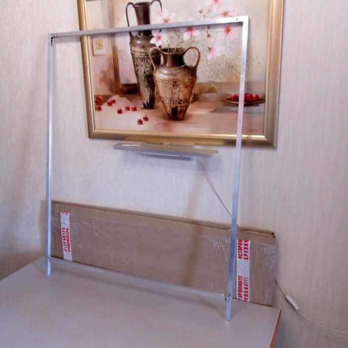 В верху рамки установлены мебельные уголки