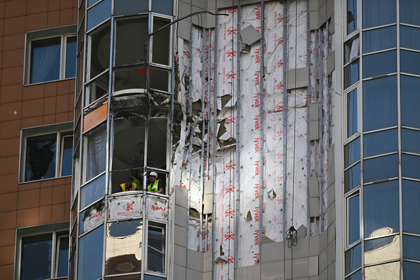 Фасад жилого многоэтажного здания, пострадавшего от атаки БПЛА, на проспекте Вернадского в Москве, 29 мая 2025 года / Пелагия Тихонова/РИА Новости  