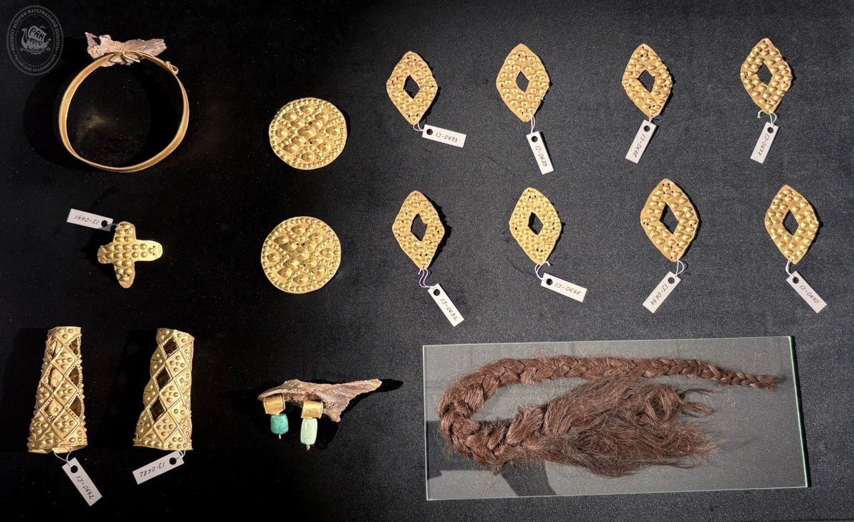    Предметы золотого убранства и коса из погребений. Туннуг-1 / © Пресс-служба ИИМК РАН