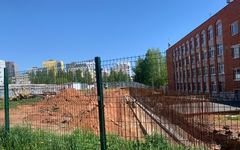  Ремонтные работы на территории 76 школы. Фото: Наталья С.