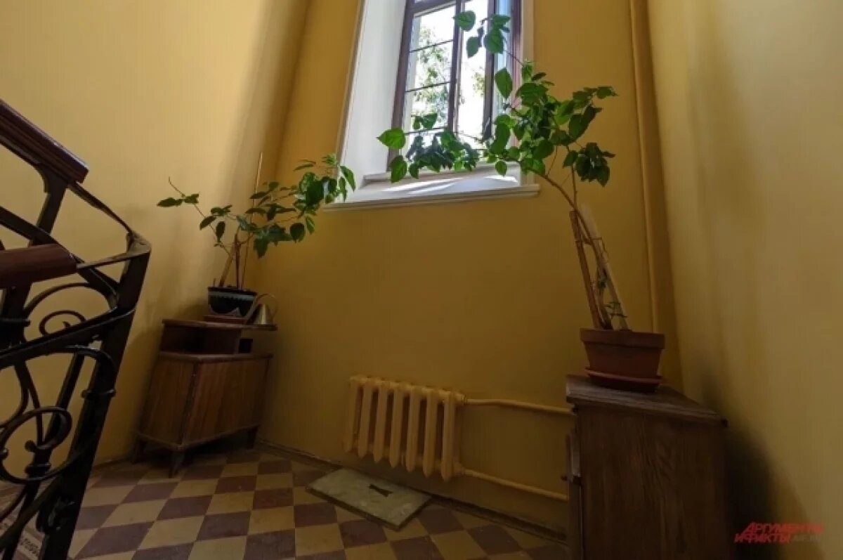    В подъезде жилого дома в Надыме загорелись коляска и санки