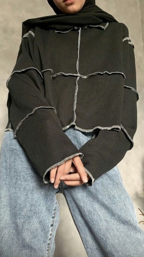 Сочетание свободного кроя и контрастных швов так же визуально придают форму 