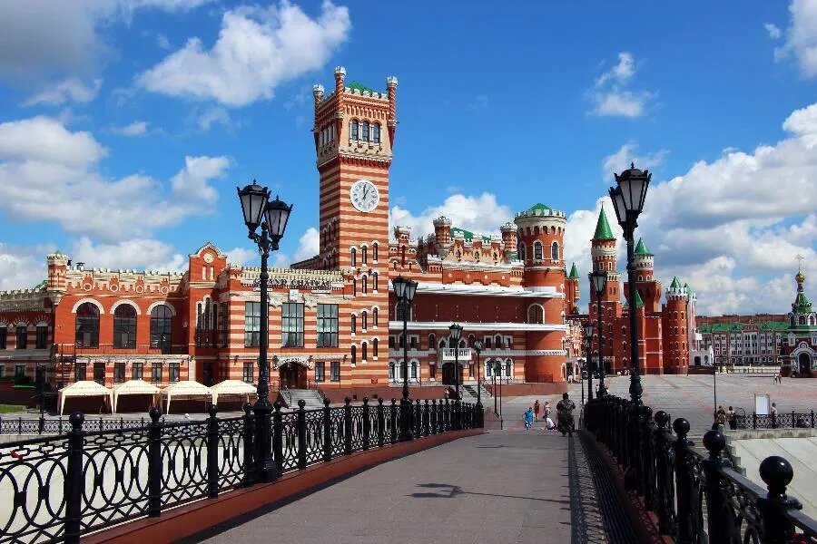 Мост, соединяющий Патриаршую площадь и Воскресенскую набережную, часто называют мостом влюбленных./ФОТО АВТОРА