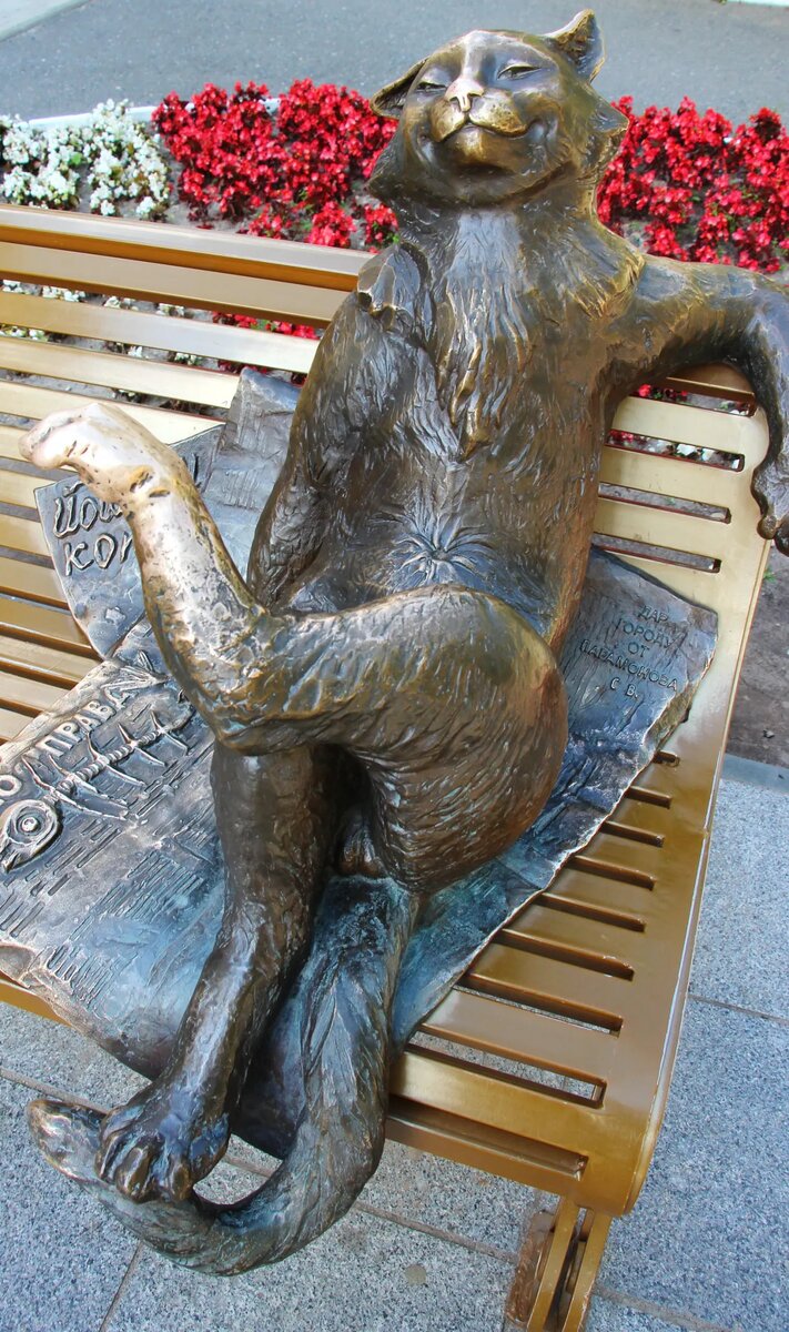 Только ленивый турист не потрет мордочку и лапку символу города Йошкину коту./ФОТО АВТОРА