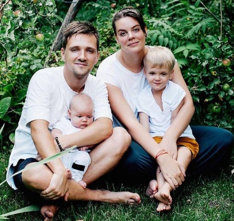    Александр Бганцев и Вера Полозкова с сыновьямиСоцсети