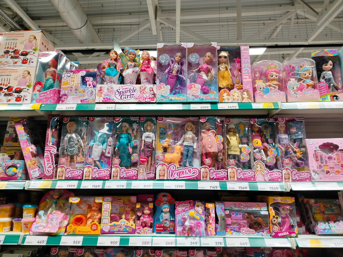 Куча Софий, девочек от Zuru и маленьких пупсиков. Также были кукольные лошади (правда, совсем маленькие, скорее, пони, и то больше для формата 1:12). Была следящая кукла и некая подделка под Rainbow High.