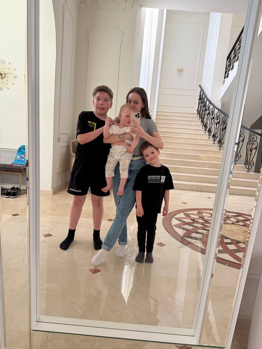 Ксения Мосунова со совими детьми