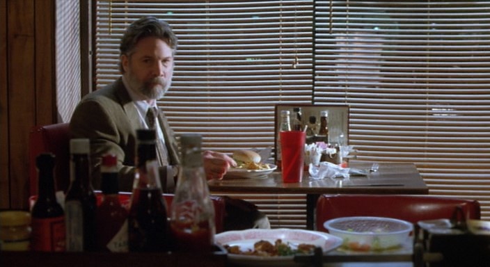 Лью МакКрири, автор оригинальной книги, появился в роли одной из жертв Сигерта. 