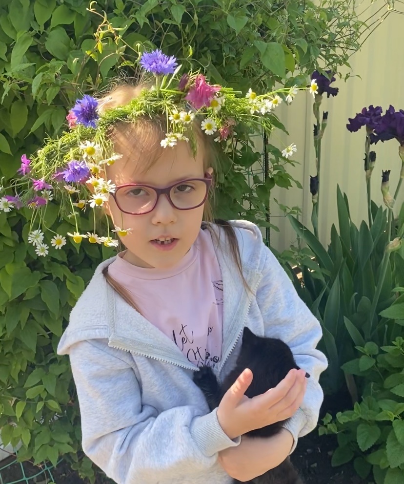 Алиса с котёнком