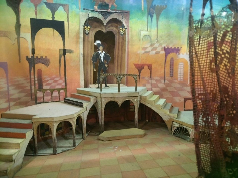    Макеты декораций похожи на игрушечную сцену. Фото: ФИНЕНКО Александра.