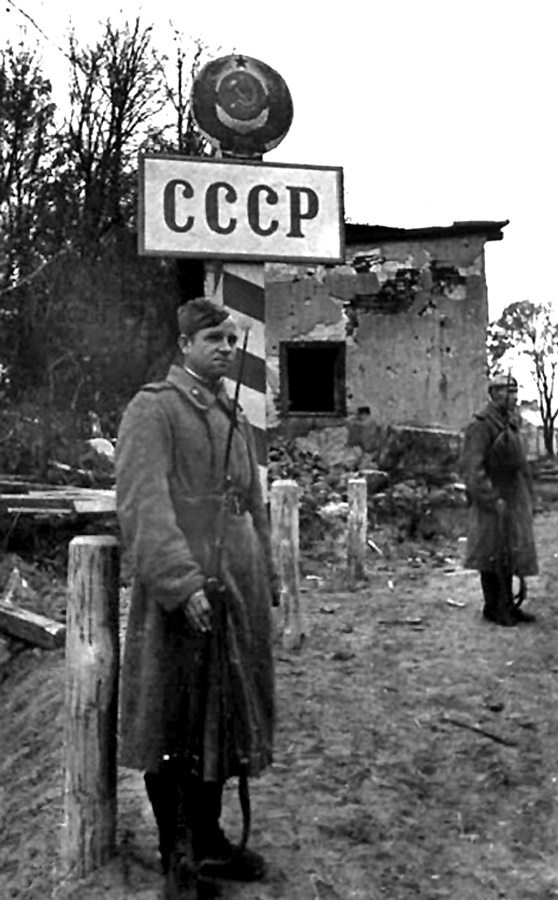Часовые на рубеже с Восточной Пруссией. Октябрь 1944 года. 